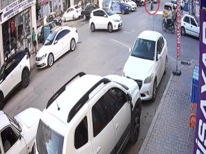 Motosikletli gencin otomobille çarpışma anı kamerada