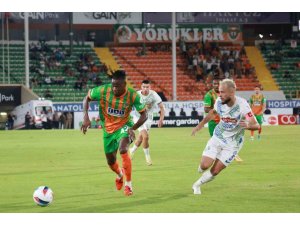 Trendyol Süper Lig: Corendon Alanyaspor: 1 - Çaykur Rizespor: 0 (İlk yarı)