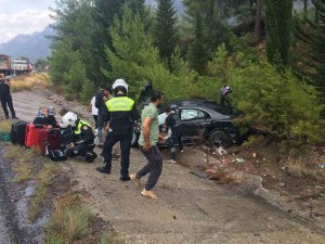 Isparta-Antalya kara yolunda otomobil kamyonla çarpıştı: 1’i ağır 3 yaralı