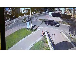 Otomobile çarpan motosikletteki anne ile oğlu metrelerce havaya fırlayıp savruldu