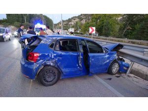 Burdur’da kontrolden çıkan otomobil önce bariyere sonra traktöre çarptı: 5 yaralı