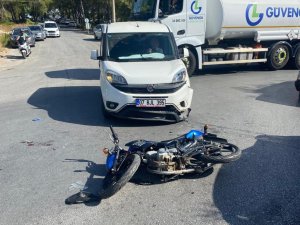 Hafif ticari araç ile motosiklet çarpıştı, motosiklet sürücüsü yaralandı