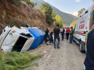 Antalya’da yoldan çıkan kamyonet devrildi: 1’i ağır 8 yaralı