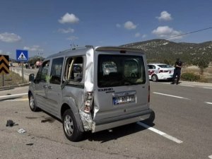 Antalya’da motosiklet ile hafif ticari araç çarpıştı: 2 yaralı