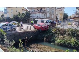 Kaza yapan İrlandalı sürücünün otomobili sulama kanalında asılı kaldı