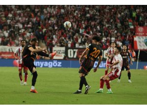 Trendyol Süper Lig: Antalyaspor: 0 - Galatasaray: 1 (İlk yarı)