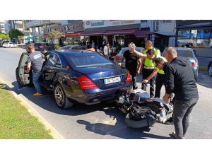 Motosiklet başka bir araca yol vermek için duran otomobilin altına girdi: 2 yaralı