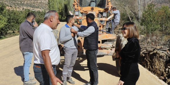 Elmalı'da yol çalışmaları hız kesmeden devam ediyor