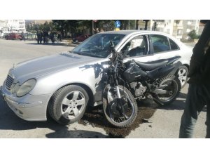 Otomobil ile motosiklet çarpıştı: 1 yaralı