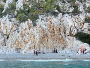 Kayalıklara tırmanan Alman turist metrelerce yükseklikten düşerek hayatını kaybetti