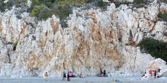 Kayalıklara tırmanan Alman turist metrelerce yükseklikten düşerek hayatını kaybetti