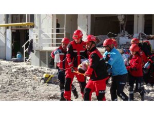 Burdur’da 5,7 şiddetindeki deprem tatbikatında gerçeği aratmayan görüntüler