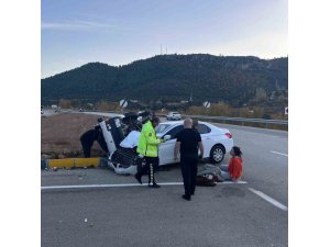 Isparta’da otomobil ile midibüs kavşakta çarpıştı: 5 yaralı