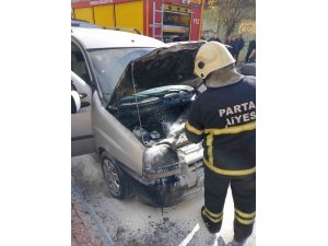 Isparta’da seyir halindeki araç aniden alev aldı