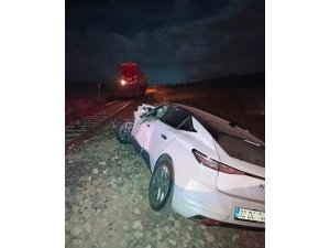 Isparta’da yük treni otomobile çarptı, sürücü ağır yaralandı