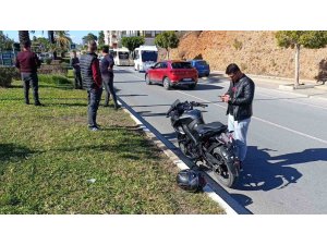 Antalya’da motosiklet minibüsle çarpıştı: 2 yaralı