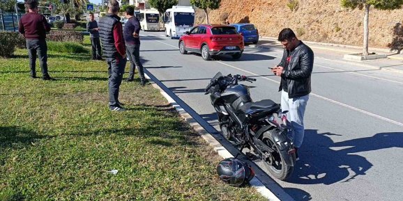 Antalya’da motosiklet minibüsle çarpıştı: 2 yaralı