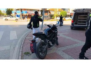 Motosikletinin plakasını okunmasın diye bereyle kapattı, cezadan kurtulamadı