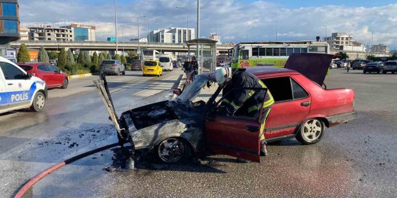 Otopark çıkışında alev alan otomobil kullanılamaz hale geldi