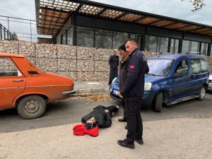 Isparta’da ayağı takılıp düşen yaşlı kadın yerde acı içerisinde kaldı