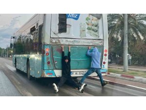 Halk otobüsü arkasına takılan patenli çocukların tehlikeli yolculuğu