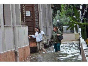 Antalya’da ünlü turizm merkezi sular altında