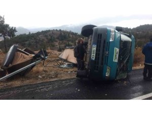 Minibüs devrildi, yabancı uyruklu sürücü yaralandı