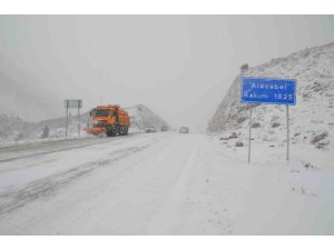 Antalya- Konya karayolunda kar yağışı durdu