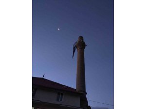 Isparta’da şiddetli rüzgâr cami minaresinin külahını yerinden kopardı