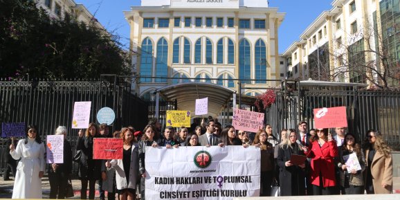 Antalya Barosu’ndan Kadına Yönelik Şiddete Karşı Uluslararası Mücadele ve Dayanışma Günü açıklaması