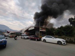 Alanya’da mobilya deposu yandı, alevler muz ve çiçek serasına sıçradı