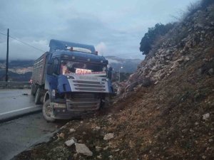 Isparta’da tır ve otomobil kafa kafaya çarpıştı: 3 yaralı