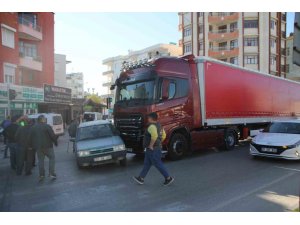 Babasının kaza yaptığını öğrenen oğlu paniğe kapılınca yayaya çarptı