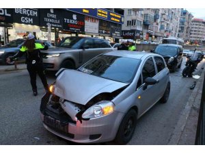 Antalya’da 3 aracın karıştığı zincirleme kazada 1 kişi yaralandı