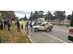 Isparta’da kamyonet otomobile çarptı: 1 ölü