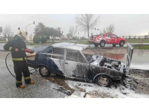 Park halindeki Tofaş, şiddetli yağmura rağmen yanarak kullanılamaz hale geldi