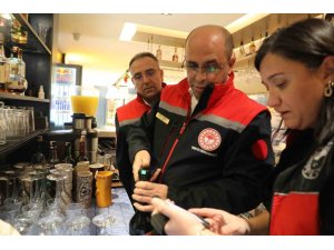 Antalya’da yılbaşı öncesi alkollü içki sunumu yapılan işletmeler denetlendi