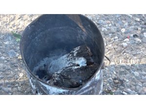 Isınmak için yaktıkları kova bomba gibi patladı, korku dolu anlar güvenlik kamerasına yansıdı