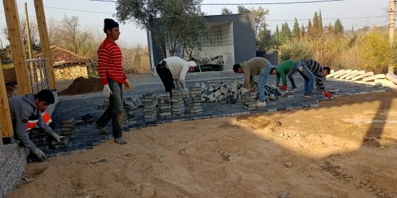 Serik'te camiye kilit taşı döşeme çalışmaları