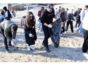 Alanya’da gençlerden sahil temizliği