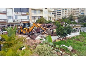 Alanya’da park alanını işgal eden restoran kaldırıldı