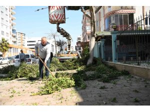 Konyaaltı Belediyesi’nden cami bahçelerinde Ramazan temizliği