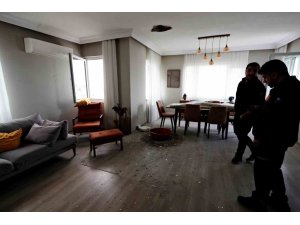 Bir anda düşen yıldırım bomba gibi patladı, apartmanda delik açıldı