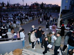 Öğrenci velileri okul bahçesinde düzenlenen iftarda buluştu