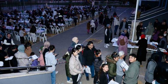 Öğrenci velileri okul bahçesinde düzenlenen iftarda buluştu
