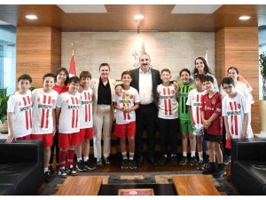 Başkan Kotan şampiyon sporcuları ağırladı