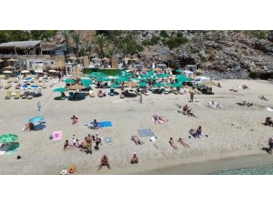 Alanya’da sıcak havayı fırsat bilen turistler Kleopatra Plajı’na akın etti