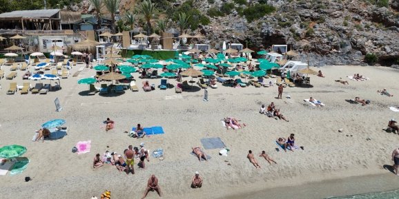 Alanya’da sıcak havayı fırsat bilen turistler Kleopatra Plajı’na akın etti