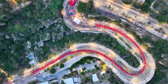 Antalya’da 400 metrelik dev Türk bayrağı ile ’Fener Alayı’ düzenlendi
