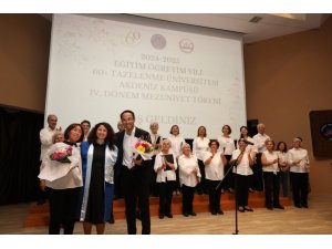 AÜ 60+ Tazelenme Üniversitesinde mezuniyet sevinci